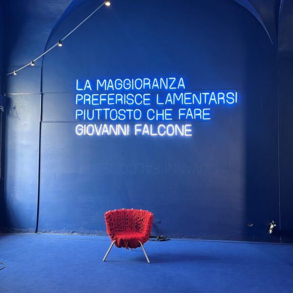 I blu del coraggio: Alcea e la Fondazione Falcone dedicano un omaggio cromatico a Falcone e Borsellino