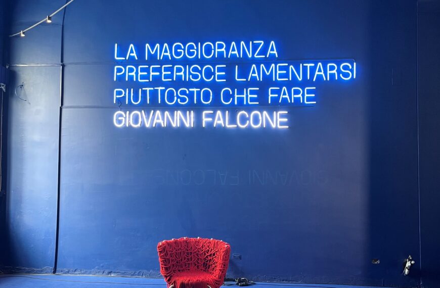 I blu del coraggio: Alcea e la Fondazione Falcone dedicano un omaggio cromatico a Falcone e Borsellino